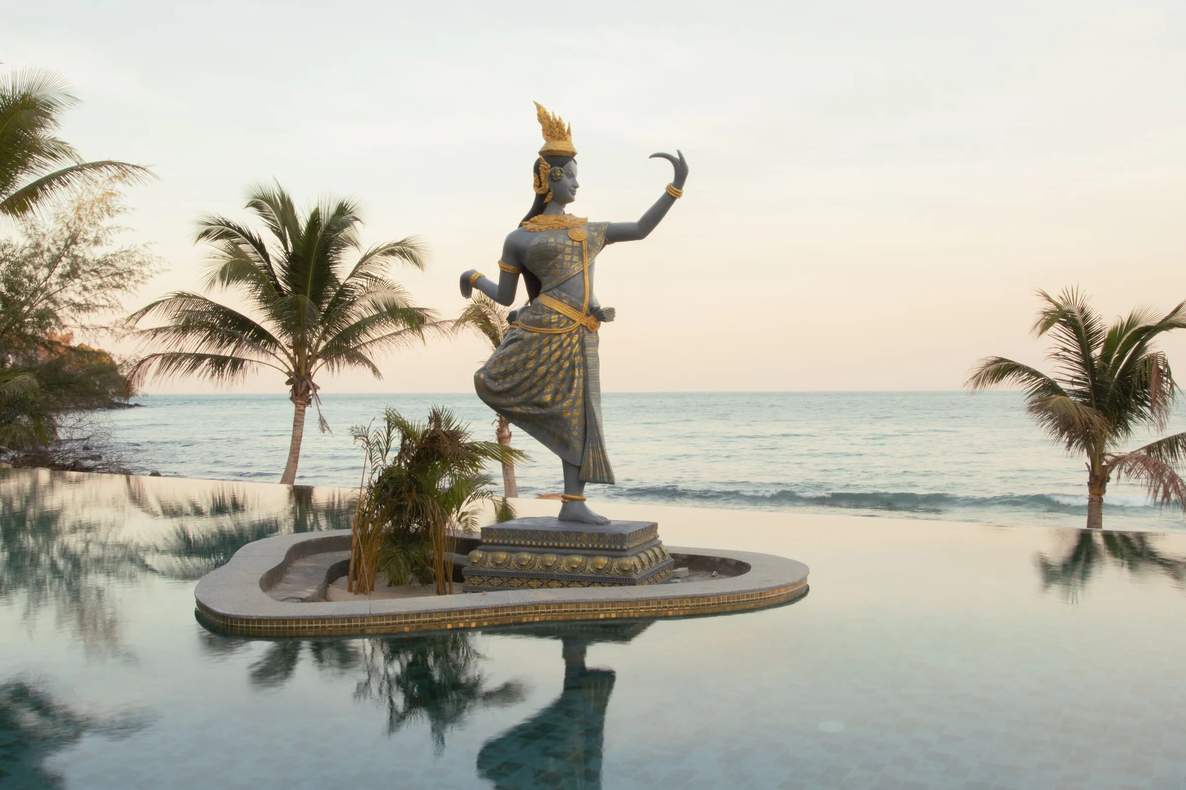 Apsara statue, Apsara Resort